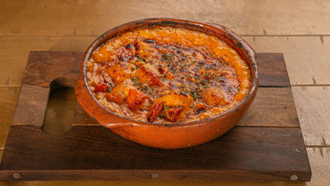 O Barolo serve conchiglia formaghi (um tipo de queijo), com molho siciliano, tomate, orégano e creme de gorgonzola.