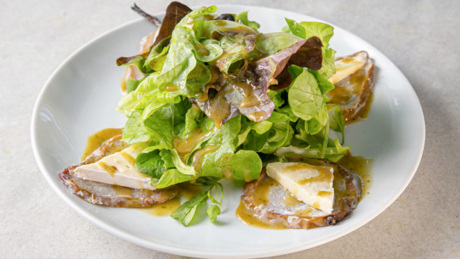 O Press traz, na entrada do jantar, salada de folhas, peras e queijo camembert.