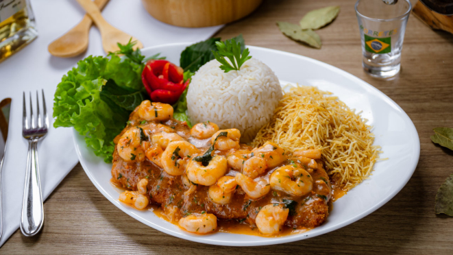 Peixe ao Molho de Camarão: arroz e batata palha.