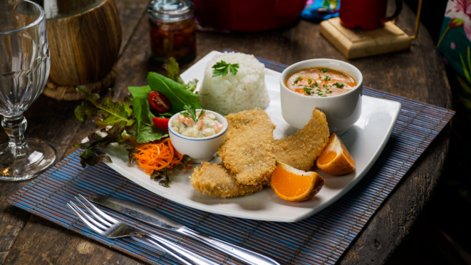 Filé de peixe à milanesa ao molho de camarão, arroz e salada.