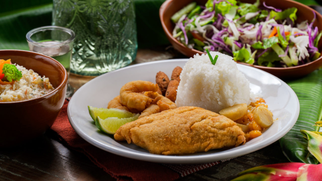 Peixe à e camarão sem casca à milanesa, com arroz branco e molho de camarão com pupunha.