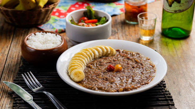 Pirão de barreado com arroz e banana in natura.