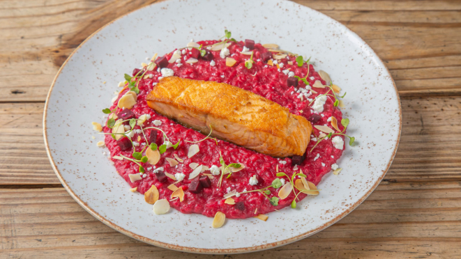 O Eat Kitchen serve risoto beet, com salmão grelhado, arroz arbóreo, beterraba e alho-poró, finalizado com queijo feta e amêndoas tostadas.