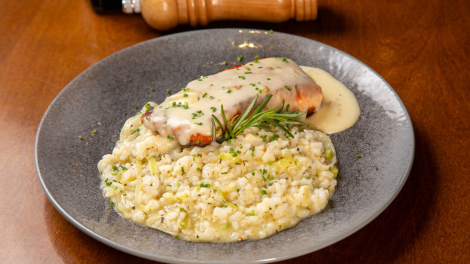 O Famiglia Facin traz salmão com molho de queijo brie e mel com risoto de alho-poró.