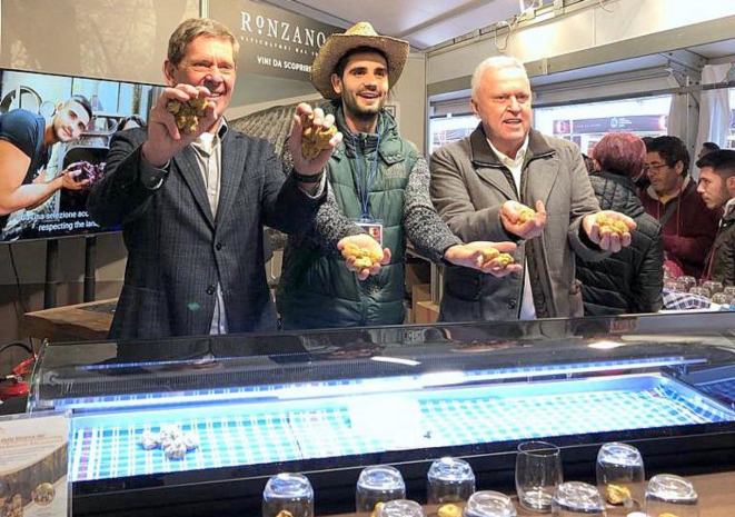 Marco Ronzano (de chapéu) é um dos mais respeitados caçadores de trufas brancas em Alba e fornecedor do Durski.