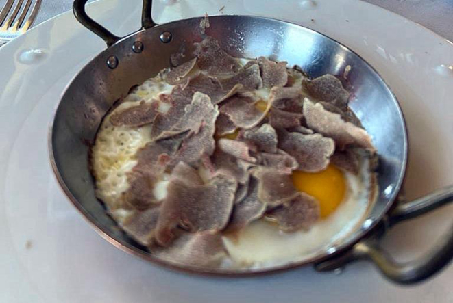 A combinação clássica e das mais saborosas: raspas de trufa branca sobre ovo frito.