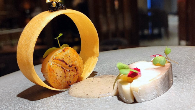 Vieira de hokkaido com Saba e ar de umami - com folha de ouro por cima. O primeiro prato a ser servido no jantar harmonizado desta quarta.