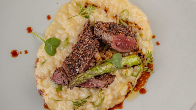 Lombo de cordeiro grelhado ao poivre, risoto de aspargos, molho rôti - do menu especial do Terra Madre.