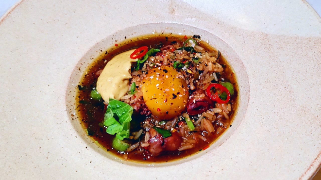 Arroz caldoso de coração de galinha, uma combinação de sabores arrebatadora, campeã da noite.