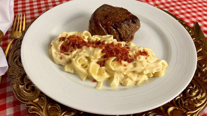 Fettuccine quatro queijos com escalope de mignon, um dos pratos novos do menu do Baviera.