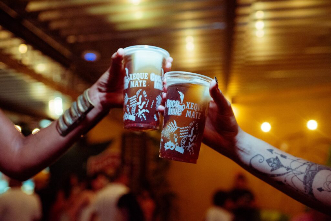 Brinde entre as marcas parceiras Xeque Mate e Coco Leve. Foto: Dynelle Coelho.