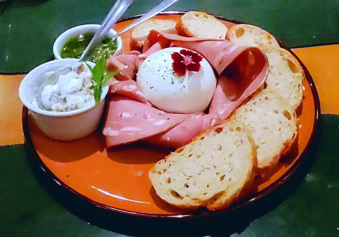 Burrata cremosa, mortadela italiana, molho pesto da casa e pistaches crudos. | Foto: Anacreon de Téos