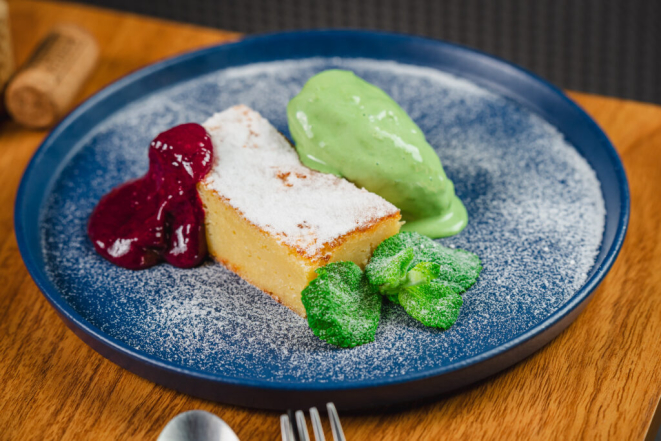 Brownie branco com caldas de frutas vermelhas e sorvete de pistache, do Scavollo. Foto: Priscilla Fiedler