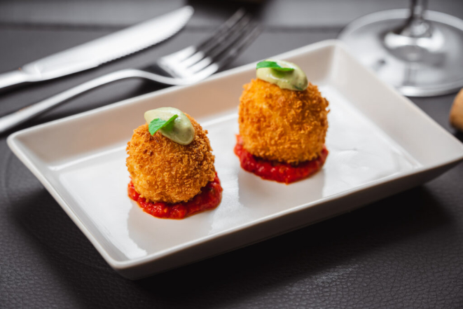 Arancini com parmesão e mortadela com pistache RAR, acompanhado de molho rústico de tomate, com um toque de maionese de manjericão, do Spaccio RAR. Foto: Priscilla Fiedler