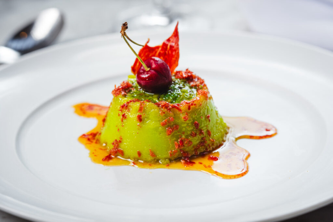 Pudim de pistache com anis e aroma de jamón serrano, do Trinitas. Foto: Priscilla Fiedler
