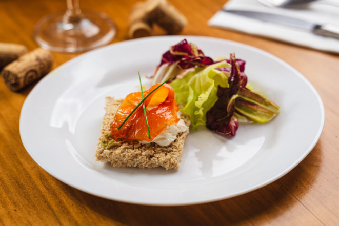 Gravilax de salmão com sour cream e broa, do Bar do Victor. Foto: Priscilla Fiedler