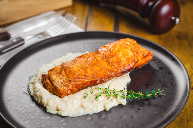 Salmão grelhado com purê rústico, do Bull Prime Pátio Batel. Foto: Priscilla Fiedler