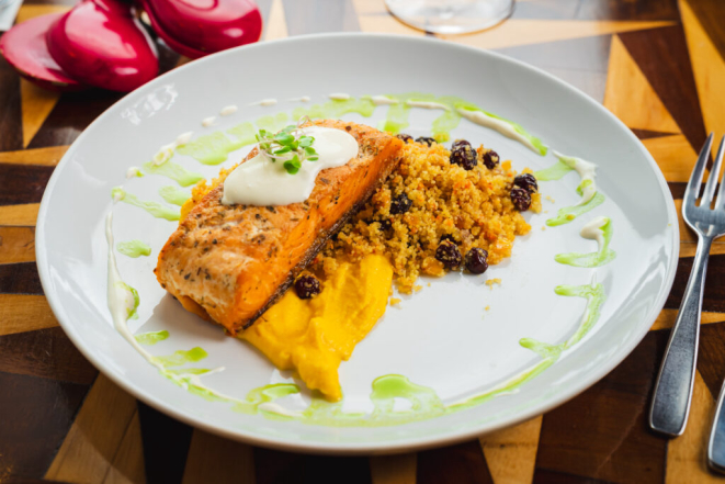 Salmão grelhado com cuscuz de legumes, purê de cenoura e molho de iogurte do Pata Negra. Foto: Priscilla Fiedler