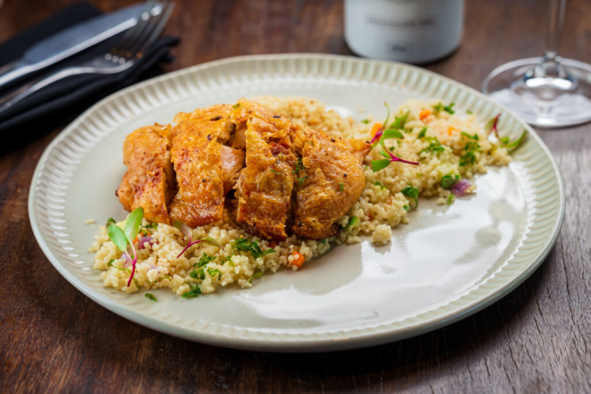 Coxa e sobrecoxa sem osso, cuscuz de legumes e farofa da casa, da Adega San Vicente. Foto: Priscilla Fiedler