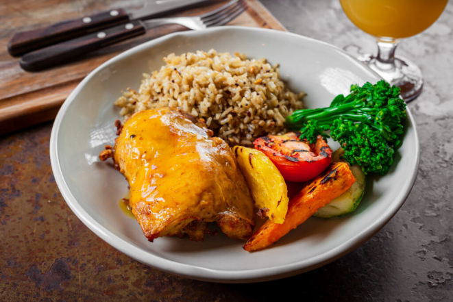 Coxa e sobrecoxa assadas ao molho de mostarda e mel com legumes grelhados e arroz sete grãos, do Bar da Fábrica Bastards. Foto: Priscilla Fiedler