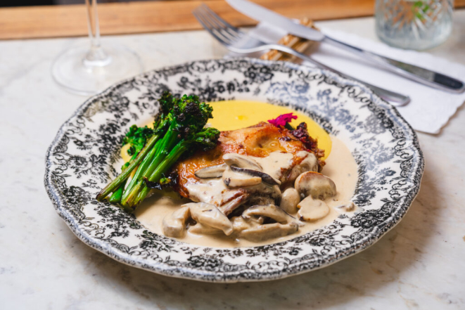 Sobrecoxa assada ao molho de cogumelos e limão-siciliano, com purê de batata salsa e brócolis grelhado, do Chez Margot. Foto: Priscilla Fiedler