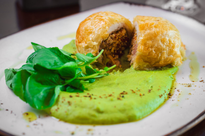 Roulade de frango em massa folhada, com creme de ervilhas e folhas verdes. Foto: Priscilla Fiedler