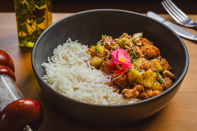 Frango Tso - frango crocante, empanado em farinha panko, cubos de abacaxi caramelizado, broto de feijão e castanhas em molho agridoce picante, servido arroz basmati, do Malauí. Foto: Priscilla Fiedler