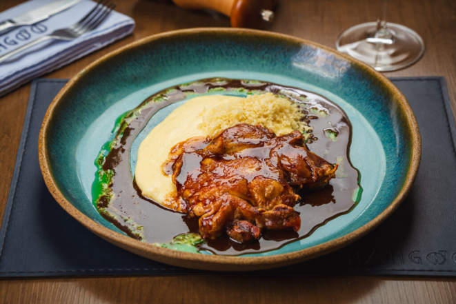 Frango assado, molho demi glace, aligot e farofa crocante, do Mangôo. Foto: Priscilla Fiedler