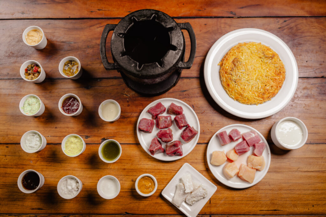 Fondue com diferentes tipos de carnes do Le Réchaud. Foto: Priscilla Fiedler