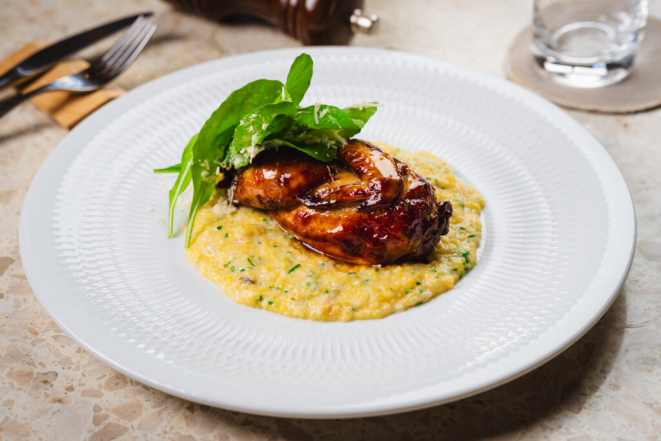 Galeto assado na Josper, com canjiquinha no dashi e creme de milho. Foto: Priscilla Fiedler