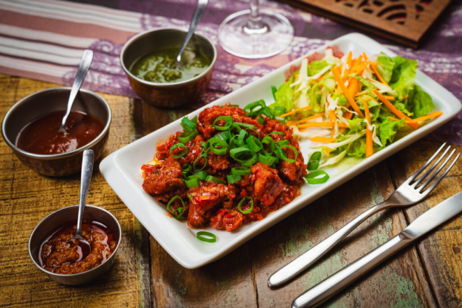 Kadai Chicken - pedaços de frangos, preparados ao molho com pimentão, cebolas douradas, tomates, iogurte, castanhas e especiarias indianas, acompanhados lemon rice, do Swadisht. Foto: Priscilla Fiedler