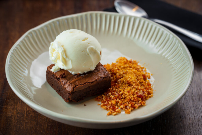 Brownie de chocolate recheado com doce de leite e servido com sorvete de leite, da Adega San Vicente. Foto Priscilla Fiedler
