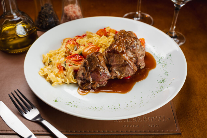 T-bone de cordeiro ao molho de tamarindo com tagliatelle na manteiga de sálvia, do Armazém 71. Foto Priscilla Fiedler