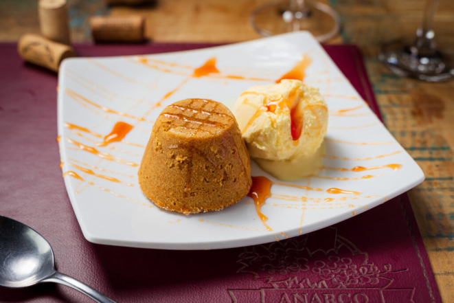 Petit gâteau de doce de leite com sorvete de creme, do Anarco Batel. Foto: Priscilla Fiedler