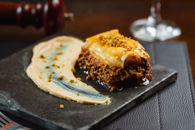 Folhado de nozes com coalhada de doce de leite, do Aish Baladi. Foto: Priscilla Fiedler