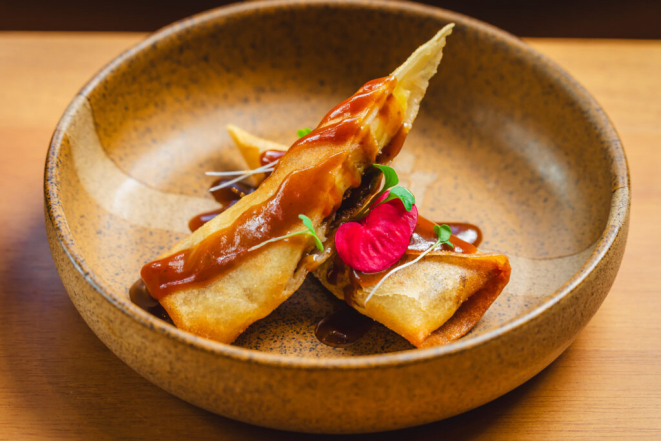 Harumaki de banana prata e canela, regado com doce de leite vegano, do Malauí. Foto: Priscilla Fiedler