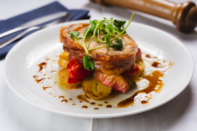 Porchetta - carne suína desossada, marinada, enrolada e assada lentamente, acompanhada de assado de maçã, batata e tomate, do Pescara Cucina. Foto: Priscilla Fiedler<br>