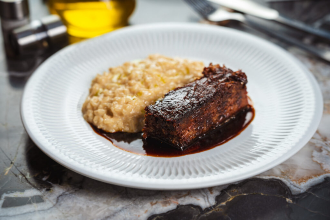 Paleta de cordeiro prensada, com risoto cacio e pepe e molho do assado, do Romeo Cucina. Foto: Priscilla Fiedler