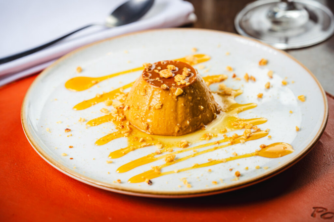 Pudim de doce de leite e crocante de amêndoas, do Pobre Juan. Foto: Priscilla Fiedler