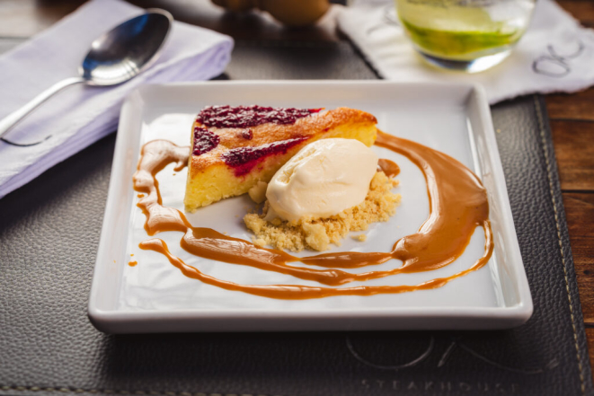Brownie de chocolate branco com geleia de frutas vermelhas, servido com crumble amanteigado, sorvete de baunilha e toffee de doce de leite, do Ox Room Steakhouse. Foto: Priscilla Fiedler