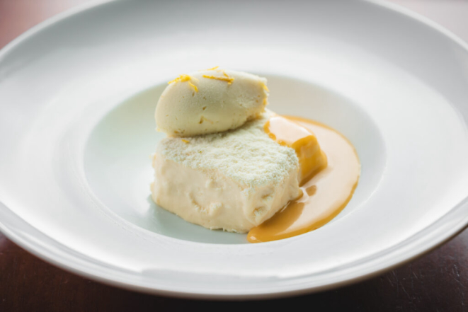Semifredo de banana com calda de doce de leite, perfume de gengibre e quenelle de chocolate branco com raspas de limão, do Vindouro. Foto: Priscilla Fiedler