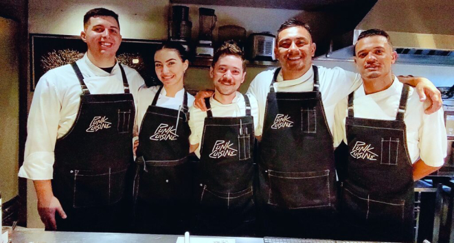 A brigada da Punk Cuisine: Gabriel Mendes, Gabriela Jucovski, Key Kurihara, William Tanaka e Vilmar (este, taxa, cobrindo ausência do sushiman Renan) | Foto: Anacreon de Téos