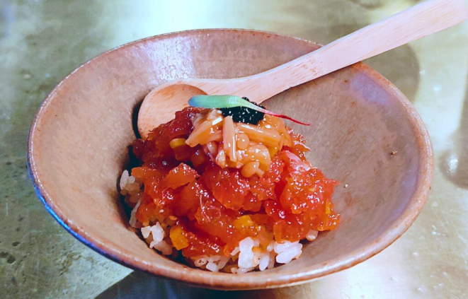 Tartare de atum spicy com yuzukosho e shari temperado. | Foto: Anacreon de Téos