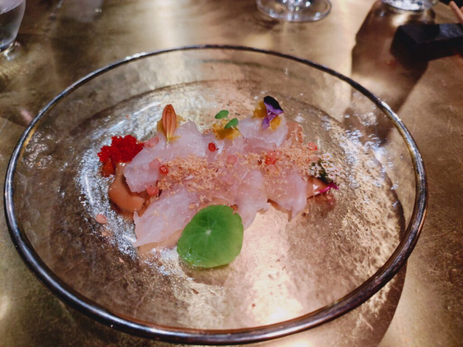 Carpaccio de peixe branco com gomadarê e castanha baru. | Foto: Anacreon de Téos