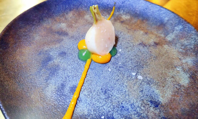 Mini nabo assado, com cremes de cenoura e de folha de figo. | Foto: Anacreon de Téos