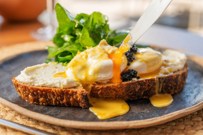 Típicos dos brunchs, pratos com ovos e tartines também estão no cardápio do Aatma.