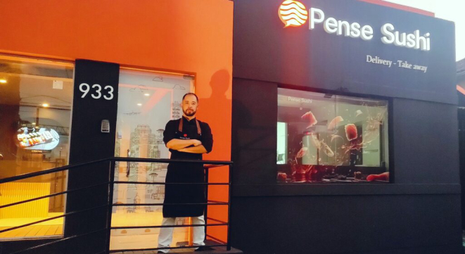 O chef consultor Fernando Wei Man Siu à frente do Pense Sushi, que acaba de inaugurar no Juvevê (quase Ahú). | Foto: Anacreon de Téos