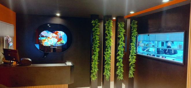 A agradável sala de espera para o take away. Dali é possível observar o trabalho dos sushimen. | Foto: Anacreon de Téos