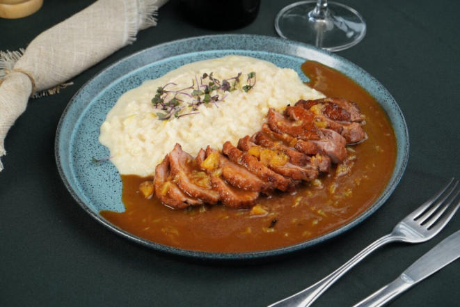 Magret de pato ao molho roti com laranja e risoto brie. Foto: divulgação