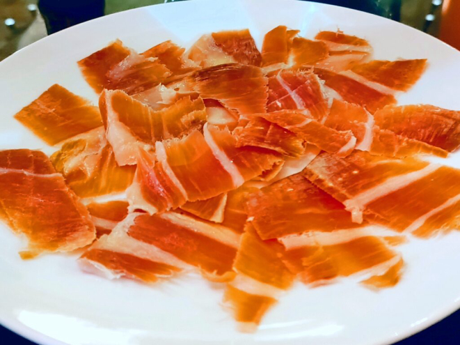 O Jamón Serrano El Pozo finamente fatiado e servido antes da refeição. | Foto: Anacreon de Téos